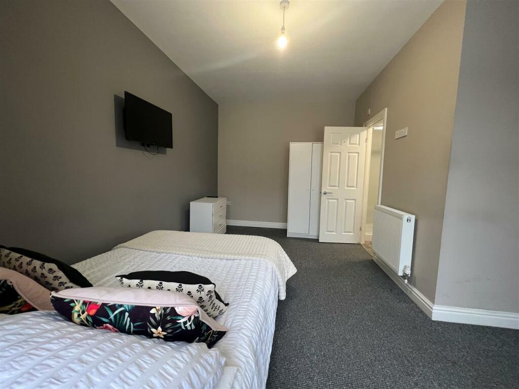 Photo 3 121 Cranbrook.jpg