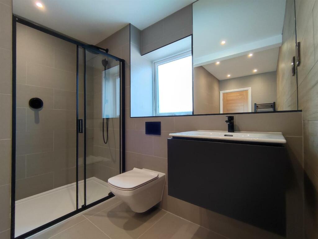 Family Bathroom 2