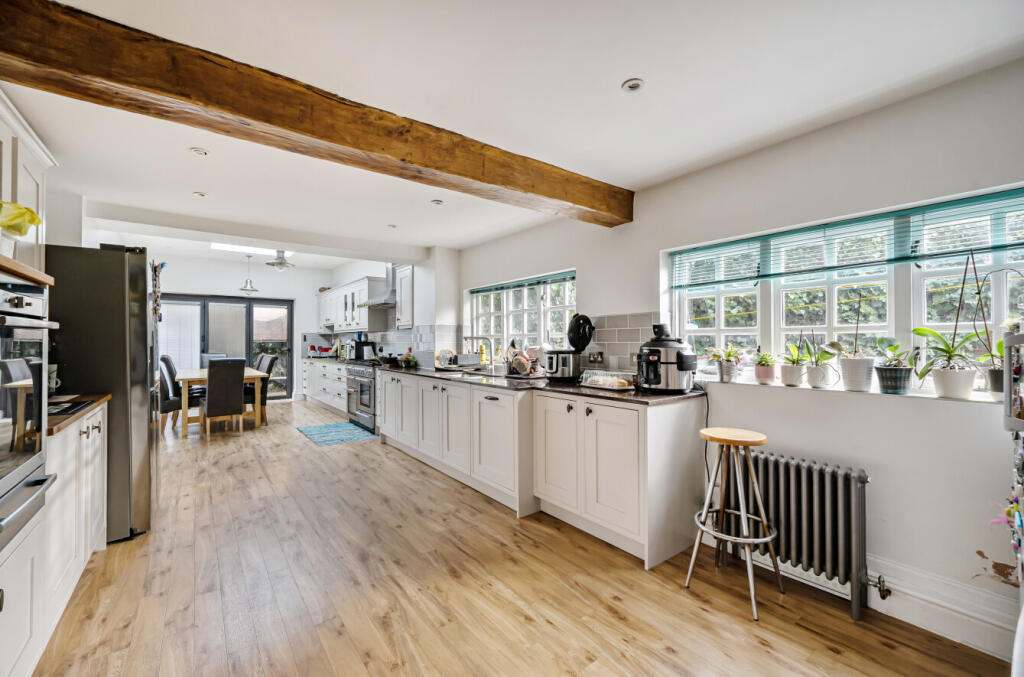 1374670-26-690e23...