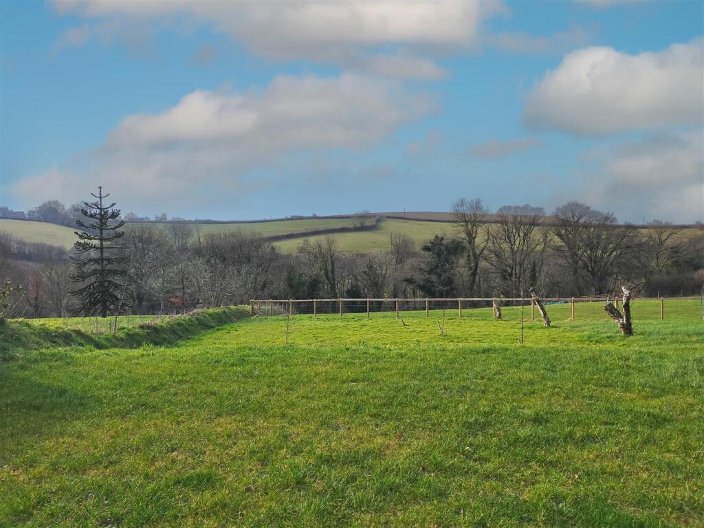 Annexe Front Garden.jpg