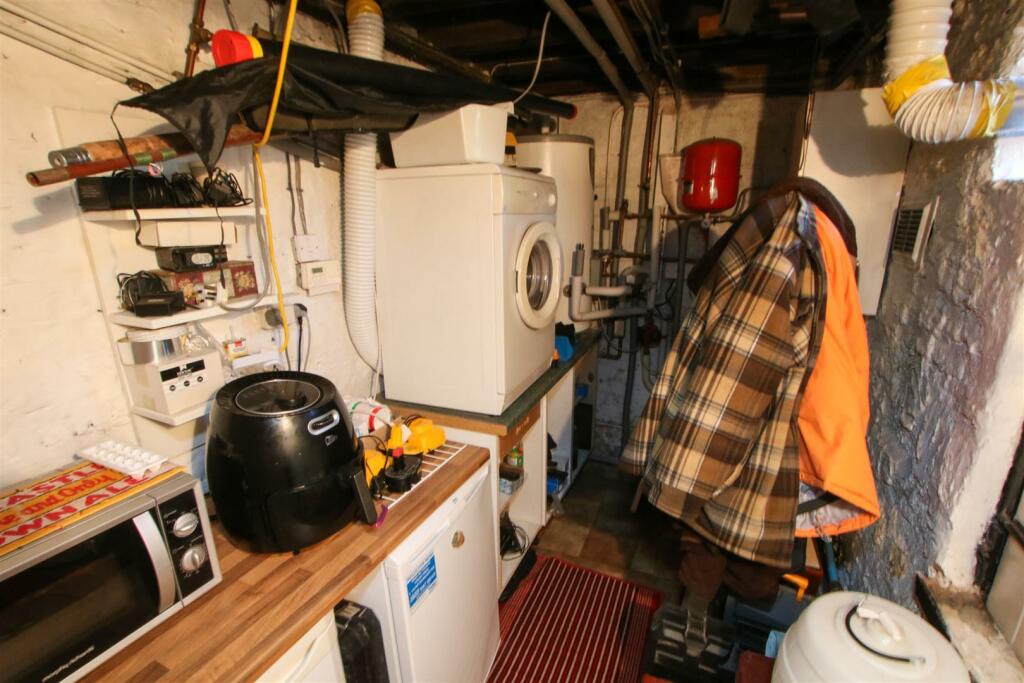 HALF CELLAR / UTILITY
