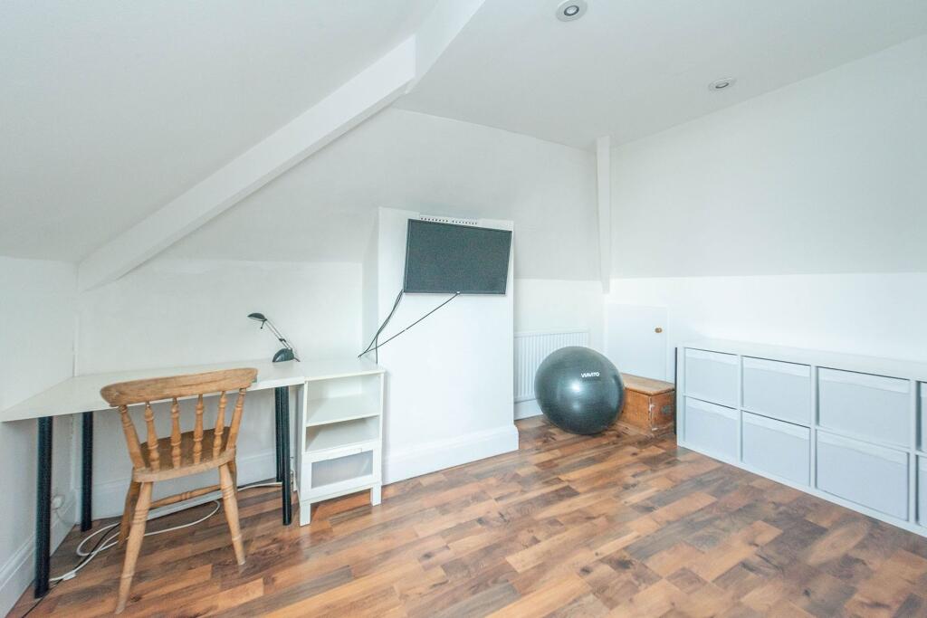 TWO STUNNING DOUBLE BEDROOMS AND BATHROOMS
