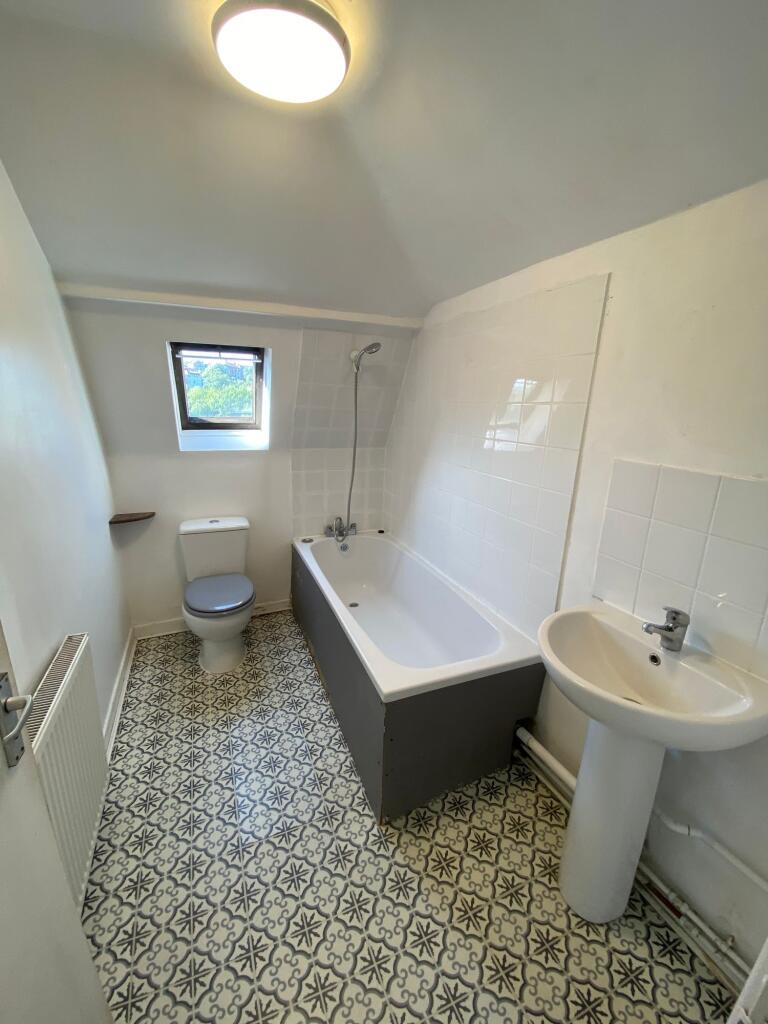 A well-maintained bathroom suite featuring a pa...