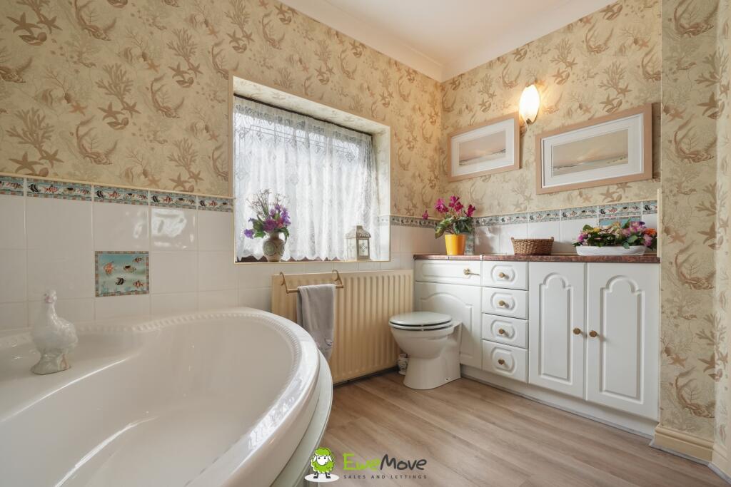 Estate Agent EweMove Scunthorpe Bathroom