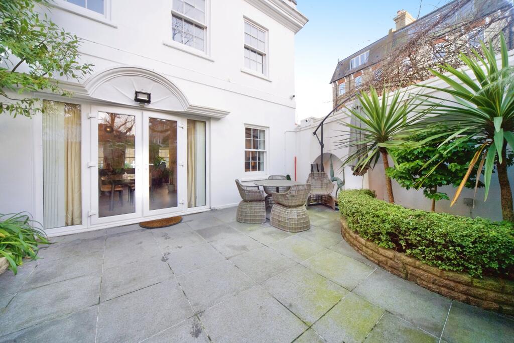 11 Squires Mount, Hampstead, London, NW3 1ED