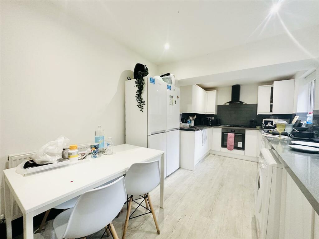 Kitchen/Dining Area