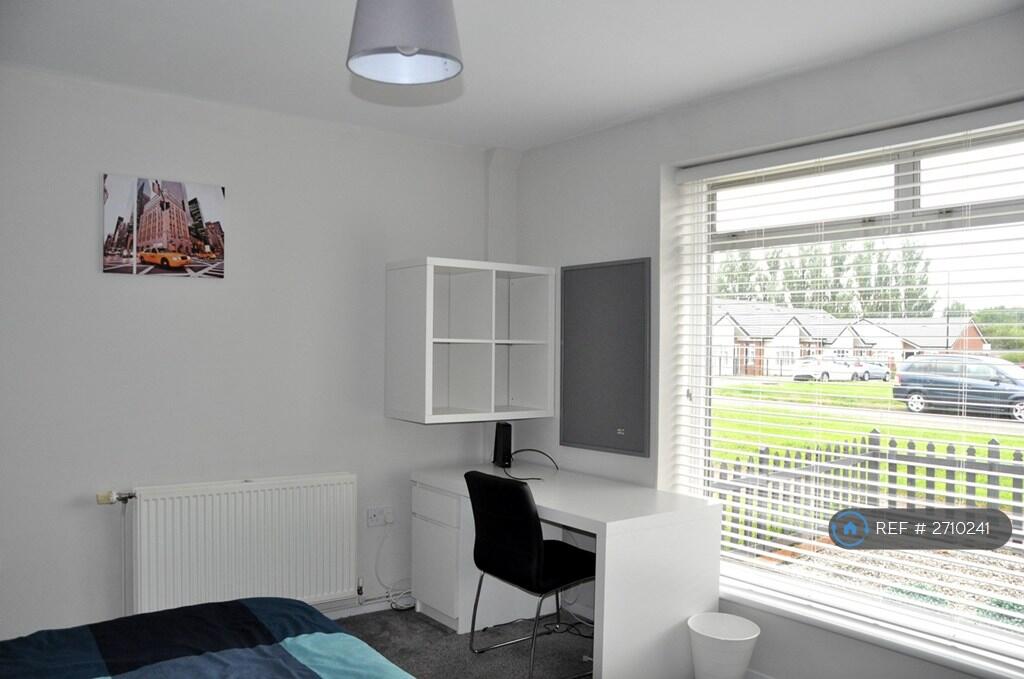 Downstairs Large Bedroom £580pm