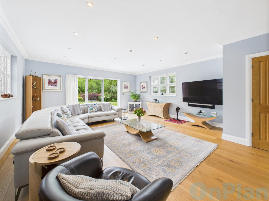 CAM04024G0-PR0028-STILL018