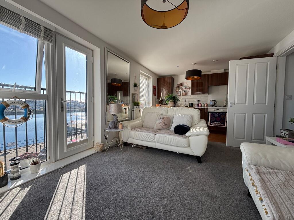 Lounge &amp; Kitchen
