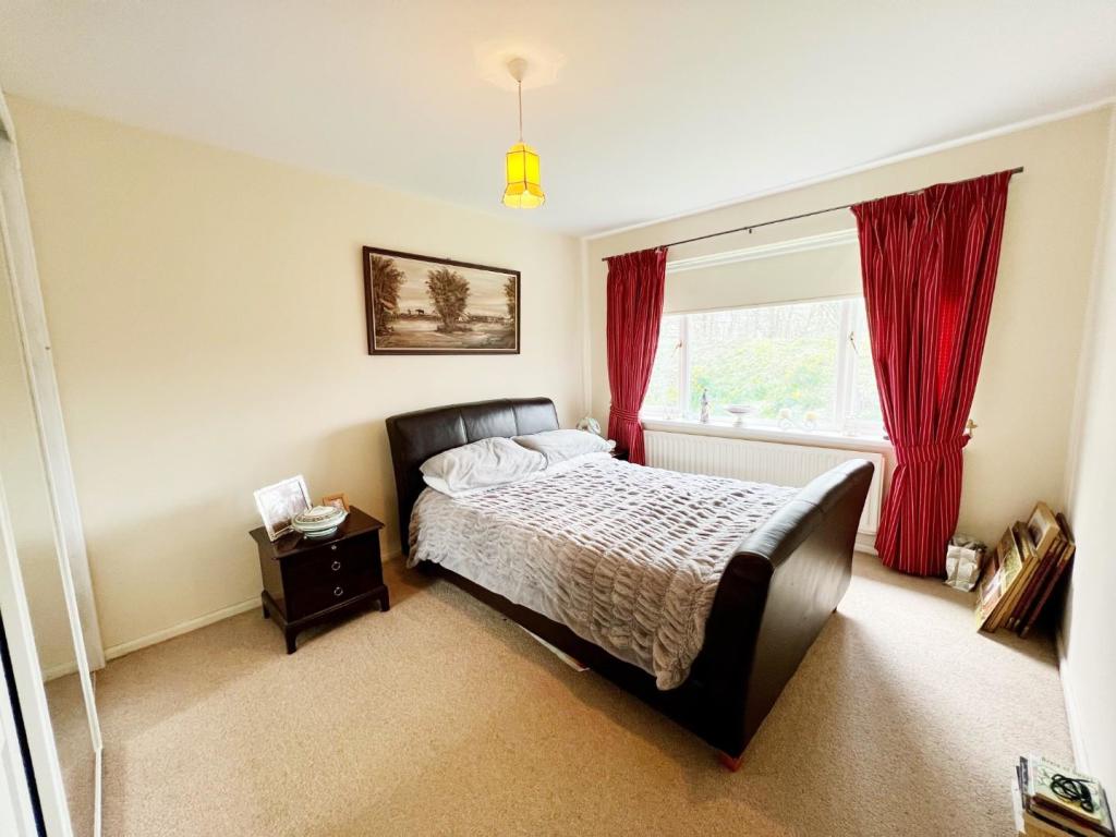 Bedroom 1 pic 1.jpg
