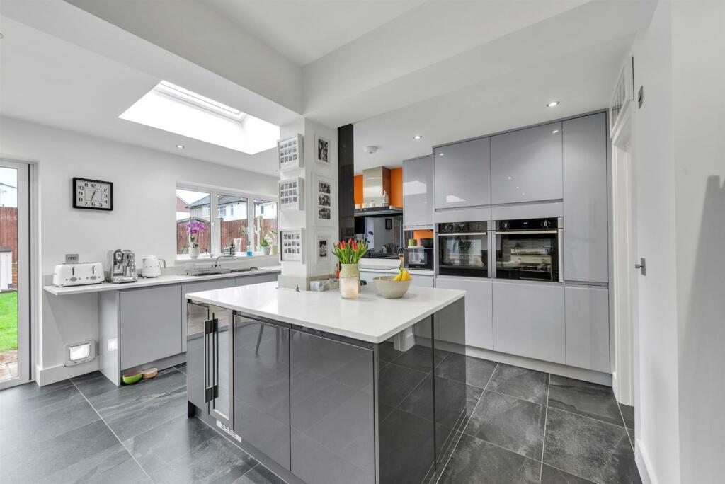 FITTED MODEN KITCHEN