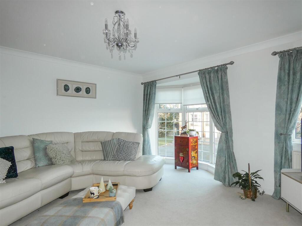 Lounge/Dining Room (First Floor)