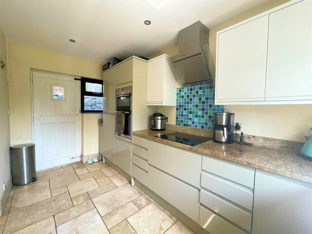 kitchen 2.jpg