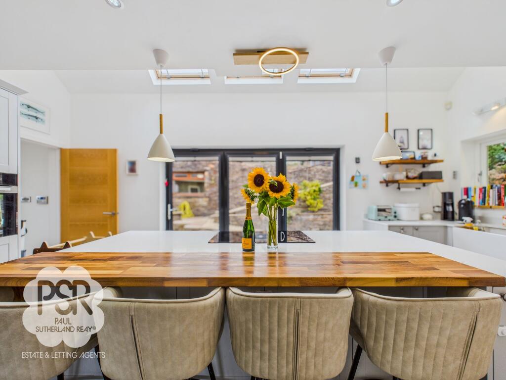 Kitchen with Feature Dining Island