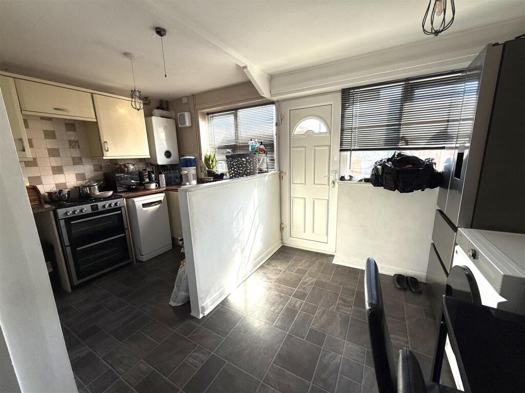 37 campbell close kit 3.jpeg