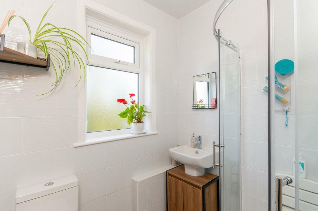 S7L6LBR - Bathroom B.jpg