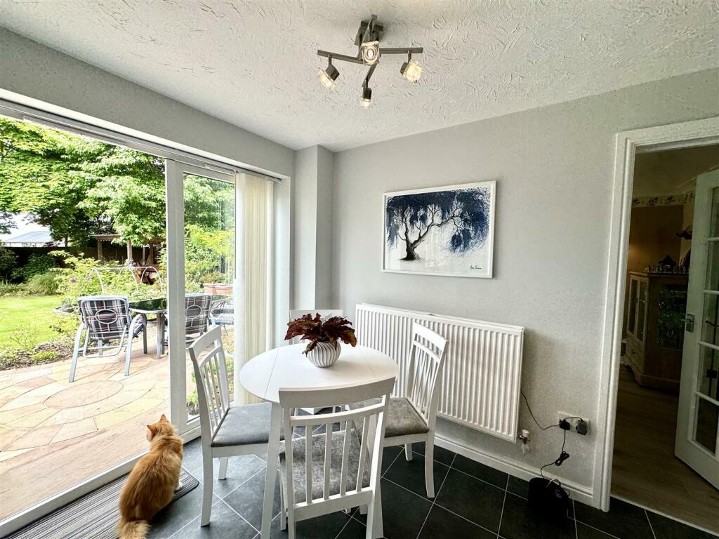 KITCHEN/BREAKFAST ROOM