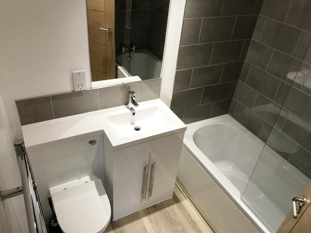 Main Bathroom 