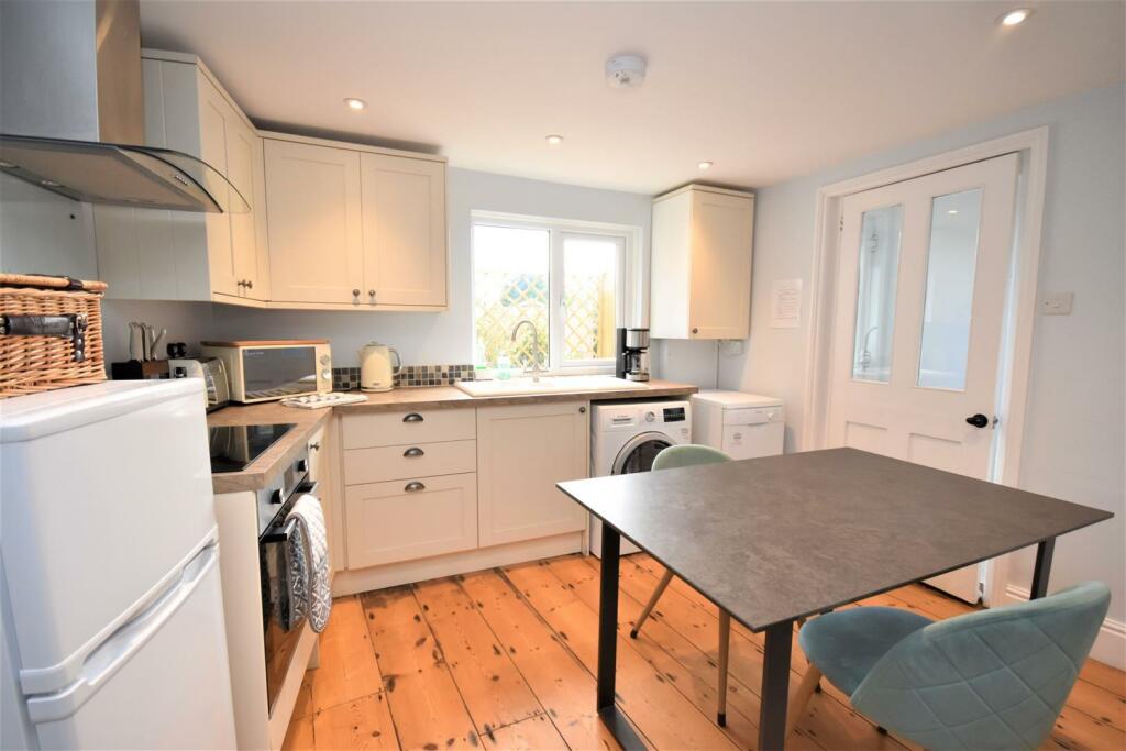 Kitchen (2).JPG