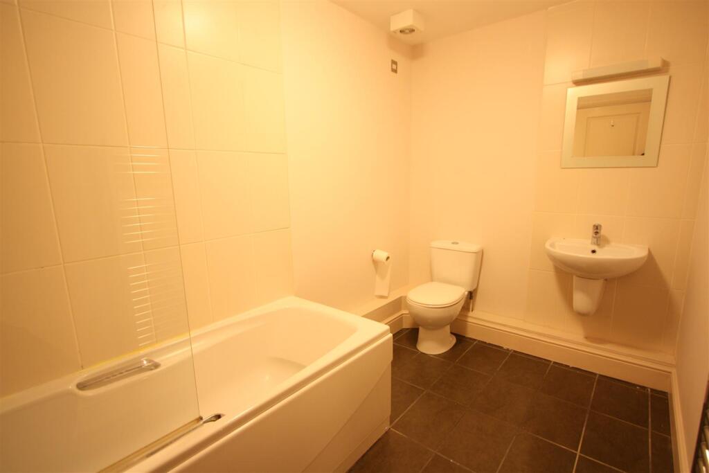 16 Longshore Apartments En Suite Bedroom