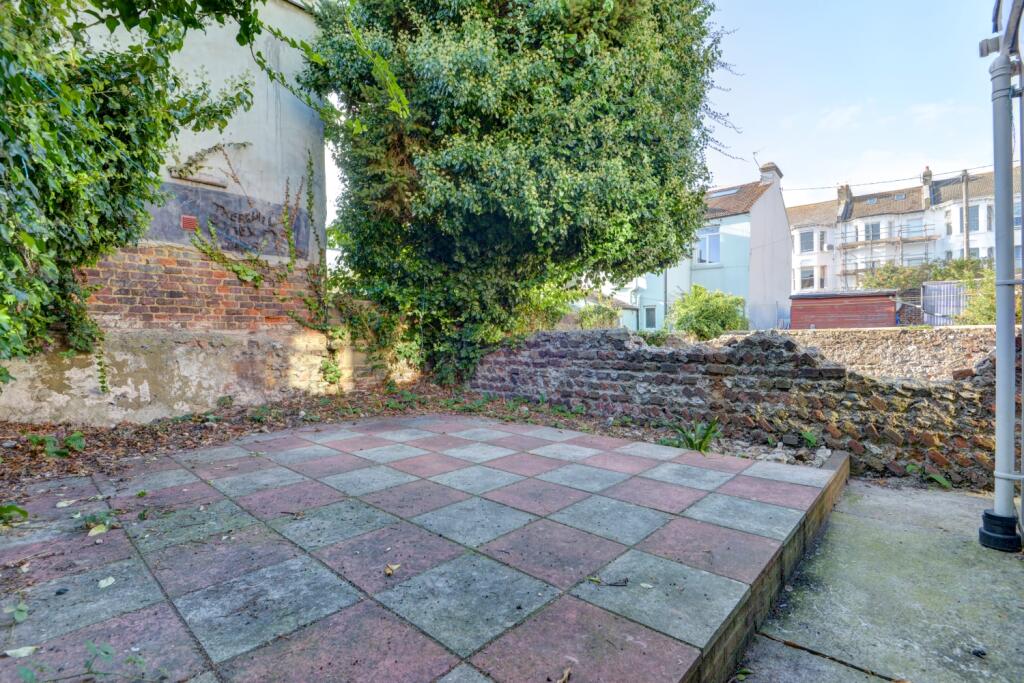 43 Beaconsfield Road Outside Area