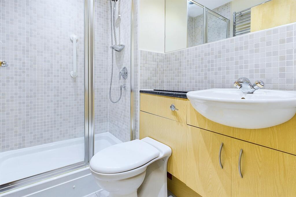 CAM04201G0-PR0050-STILL010