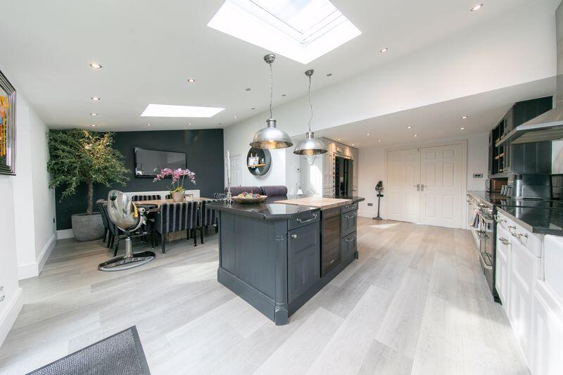 Open plan kitchen &amp; dining space