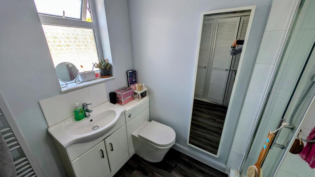24 Church Rd bath 4.jpg