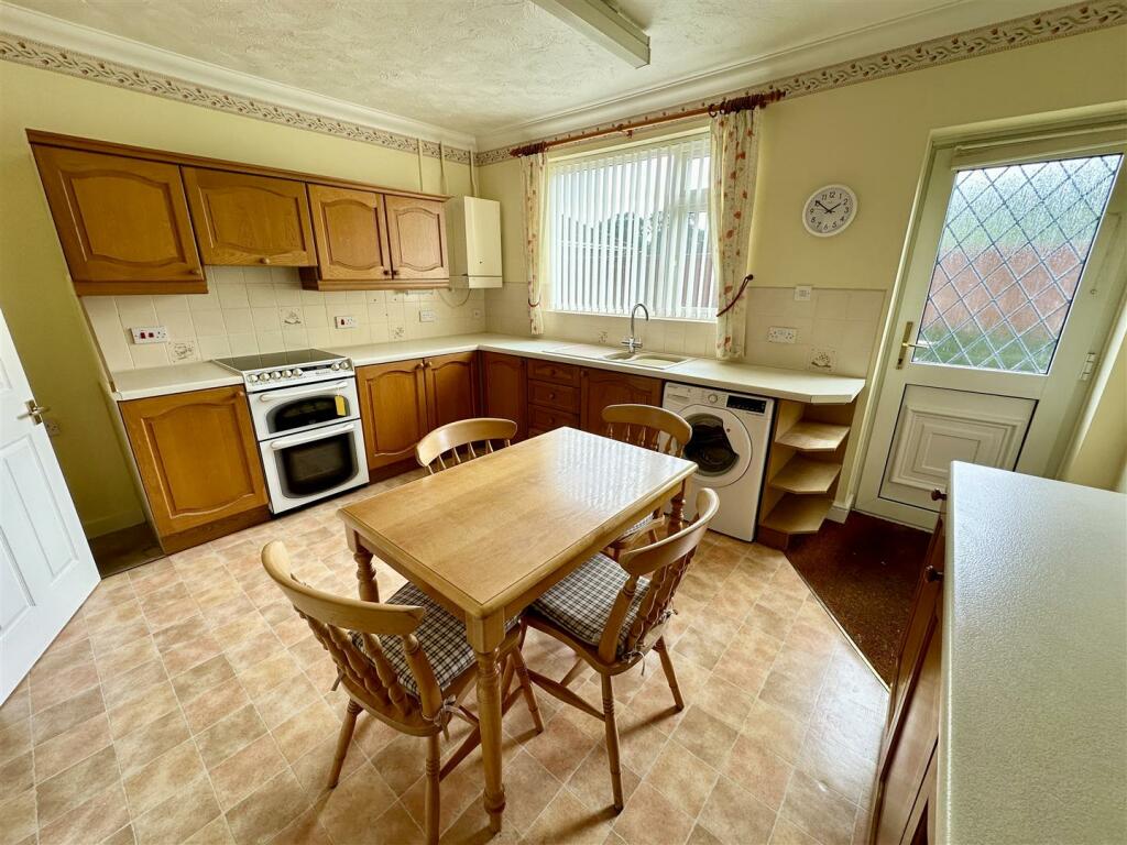kitchen breakfast room.JPEG