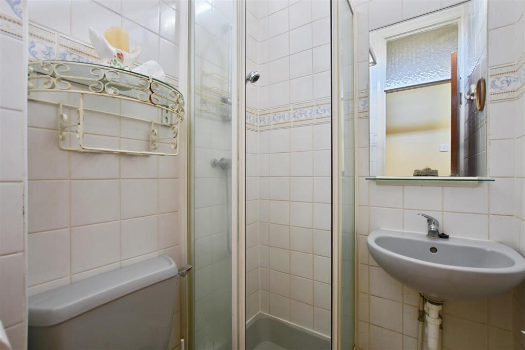 15-6e89GCWT - 22 Jersey Ave - Shower -Original (6)