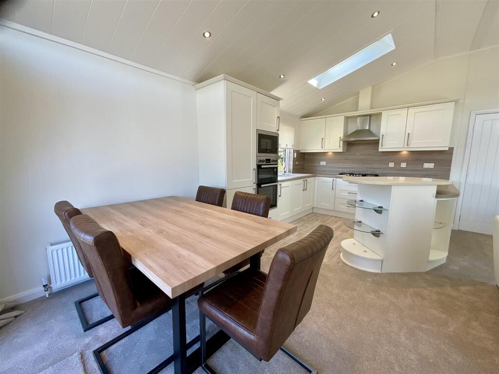 Kitchen/Lounge/Dining Area