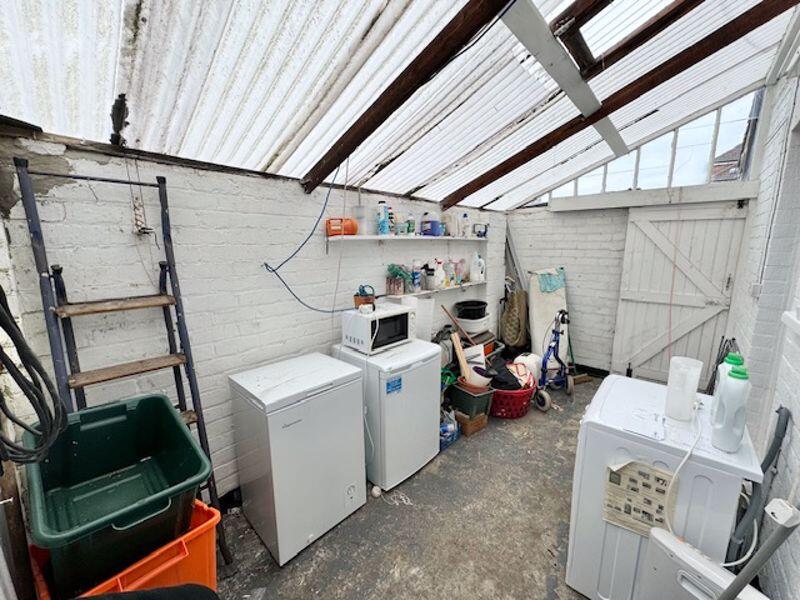 Utility lean to