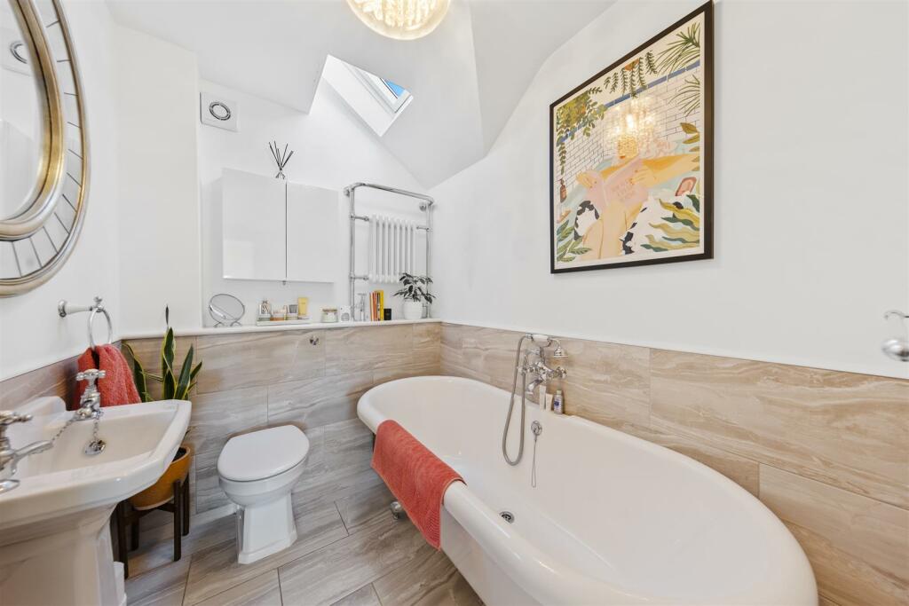 WhiteCottageWeb32.jpg