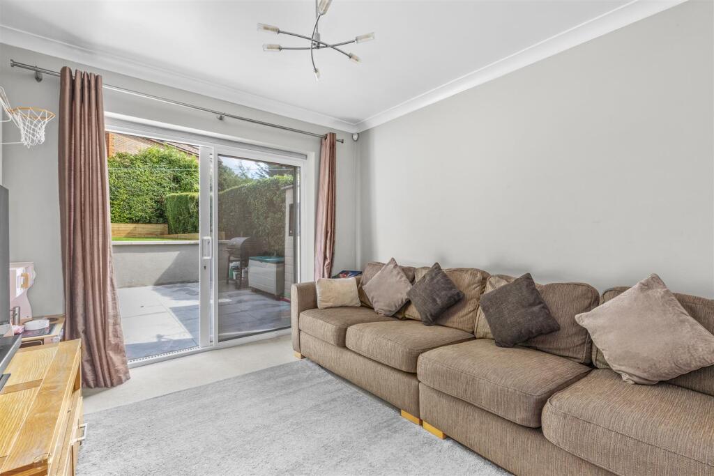 6 Coningsby Road, HP13 5NX-8.jpg