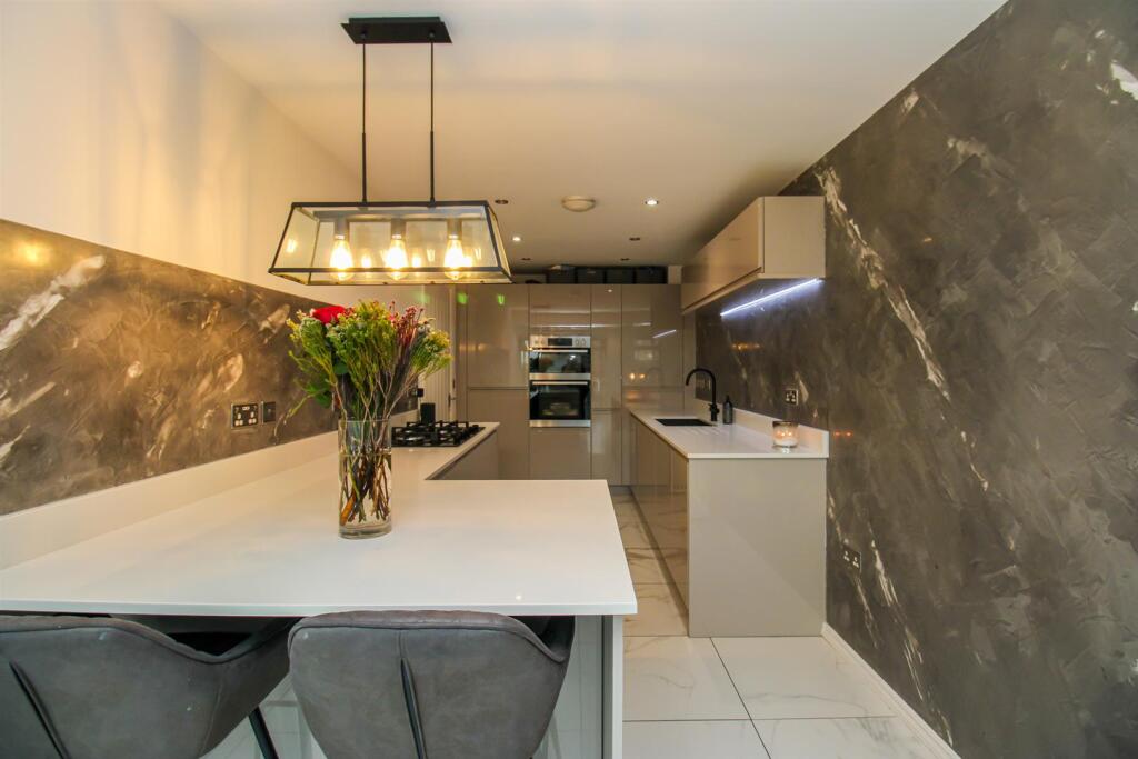 KITCHEN/DINING/BREAKFAST ROOM