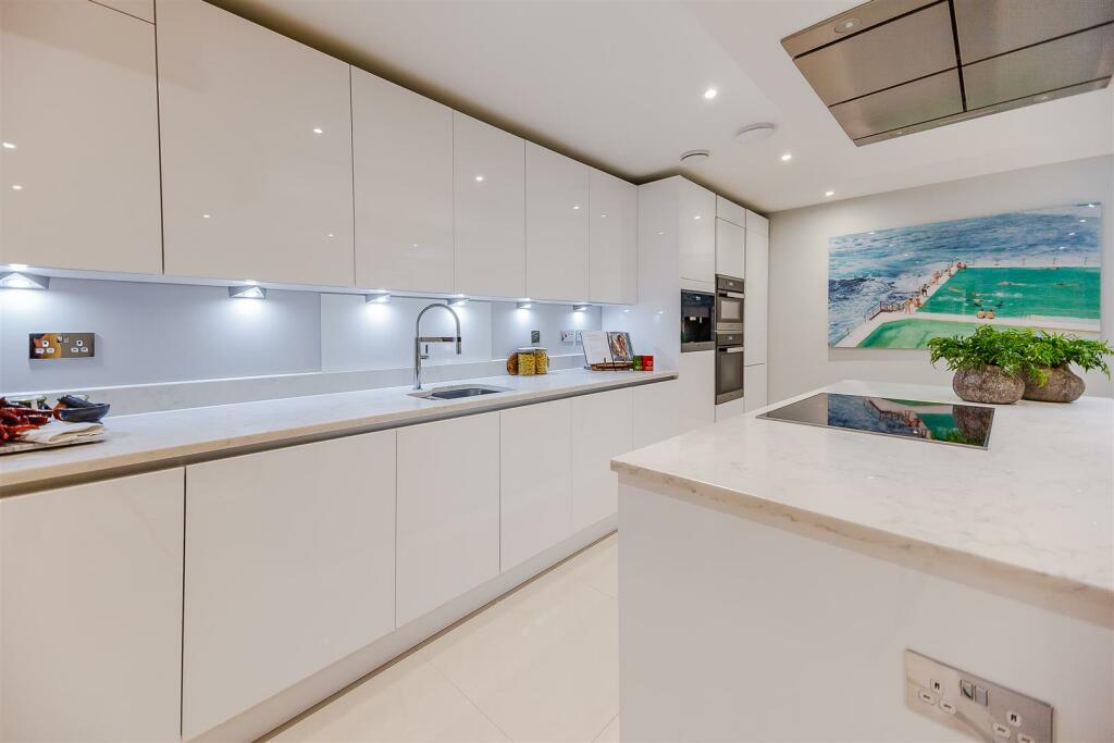 8316097-interior39.jpg