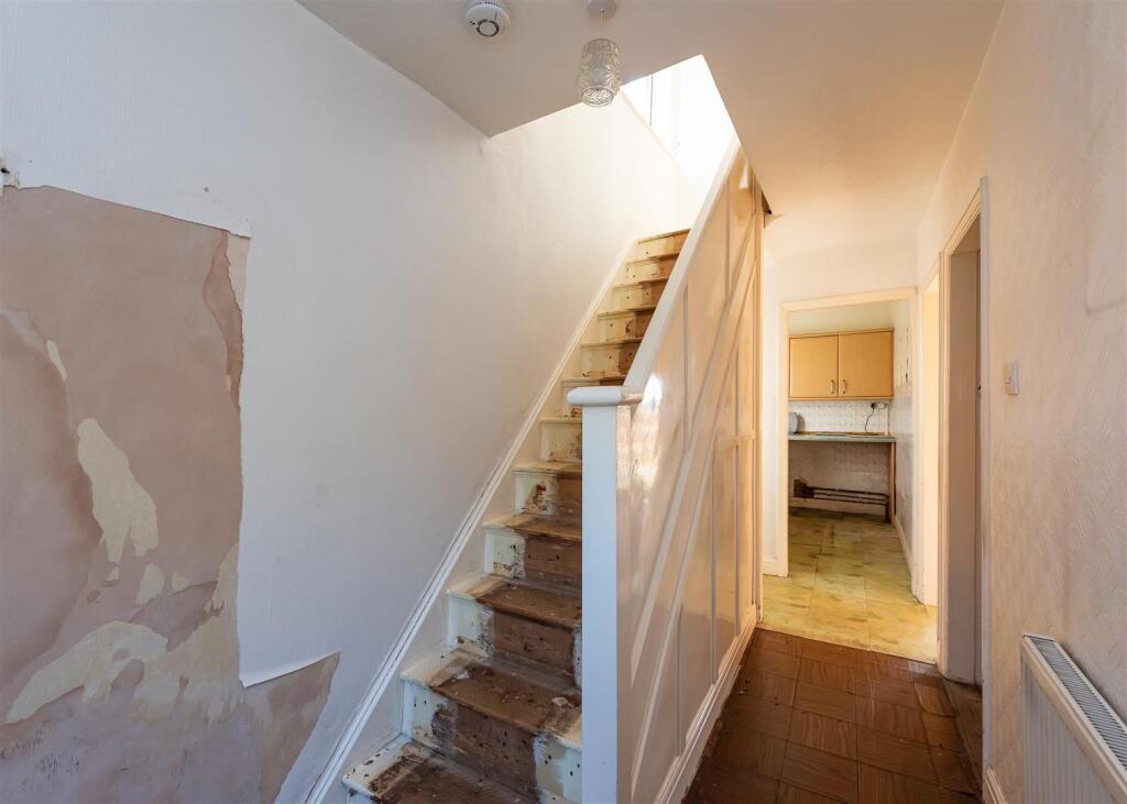 28 Hall End Lane-hall.jpg