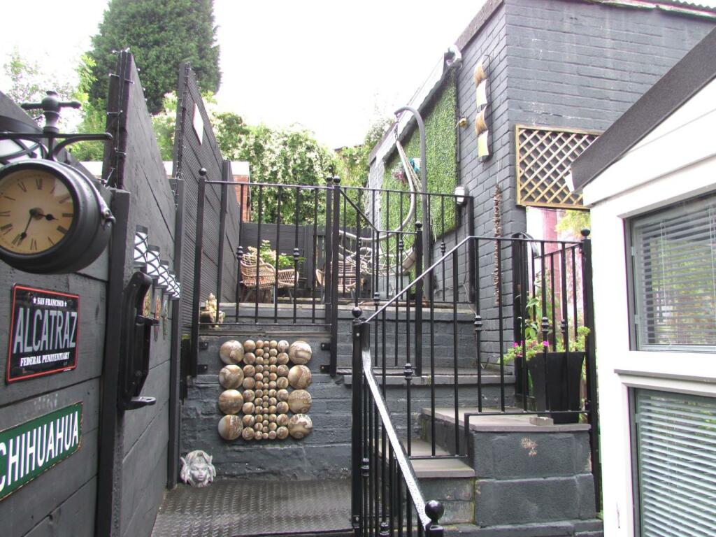 SunburyDv7gdn2.JPG