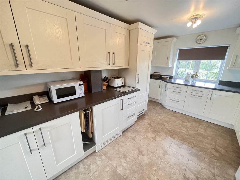 kitchen 2.JPG