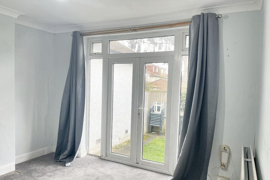8 Oakleigh Avenue, Tolworth, Surrey KT6 7PX
