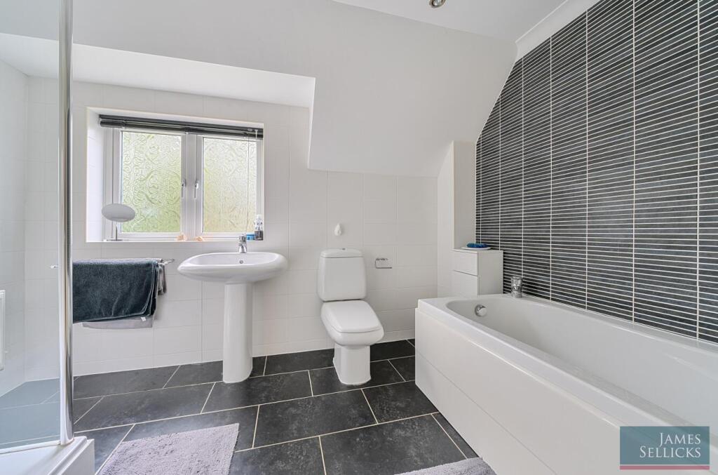 Ensuite Bathroom 2