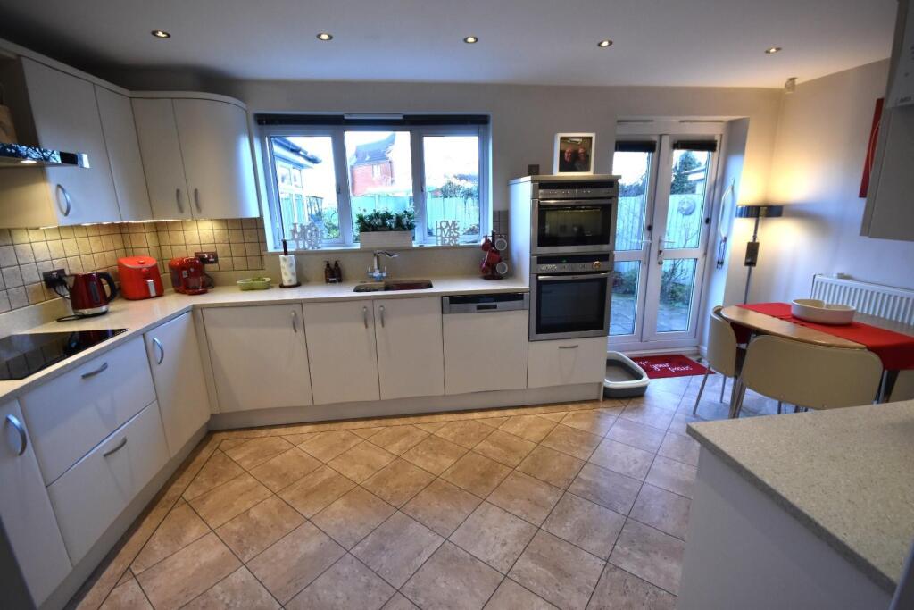 BESPOKE FITTED KITCHEN
