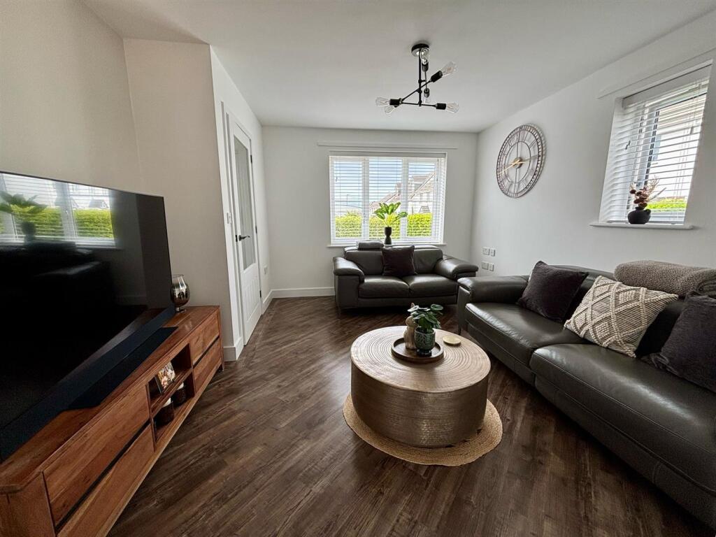 Living Room2.jpg
