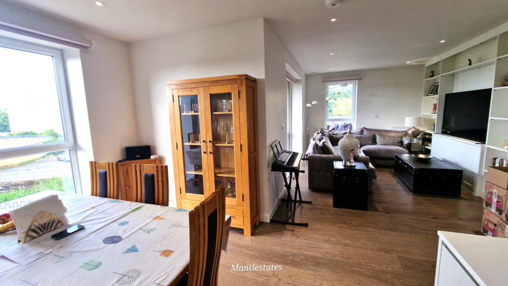 KITCHEN LOUNGE AREA