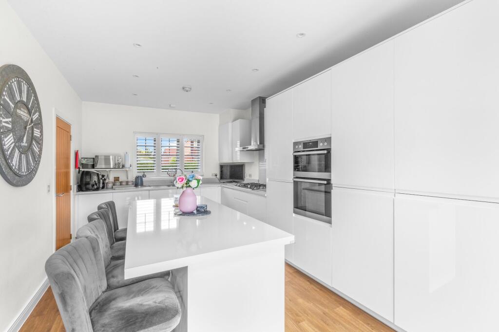 Kitchen and Breakfast Bar