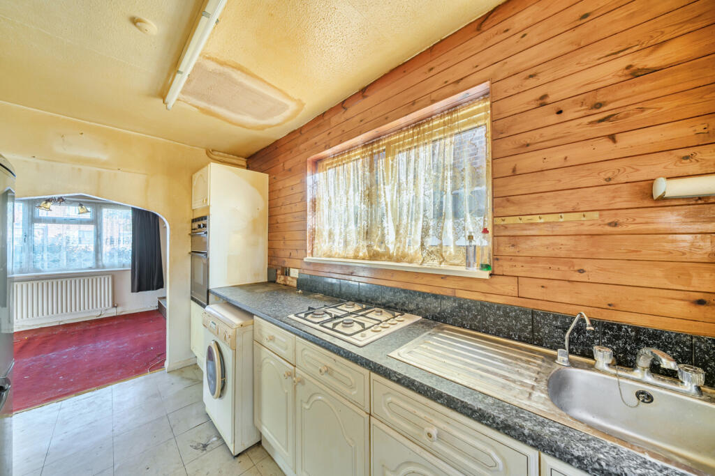 1370636-8-690a137...