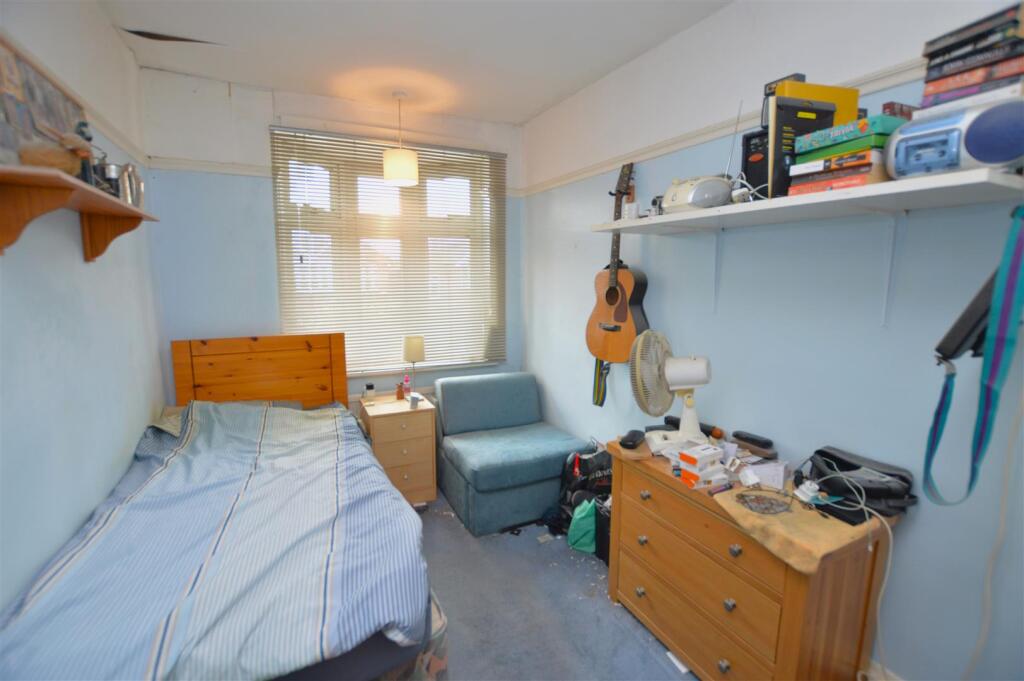 33 Strathearn Avenue bed3.JPG