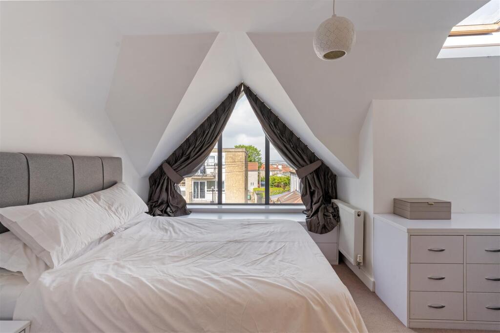 Holmes Grove, Henleaze Master Bed 2.jpg