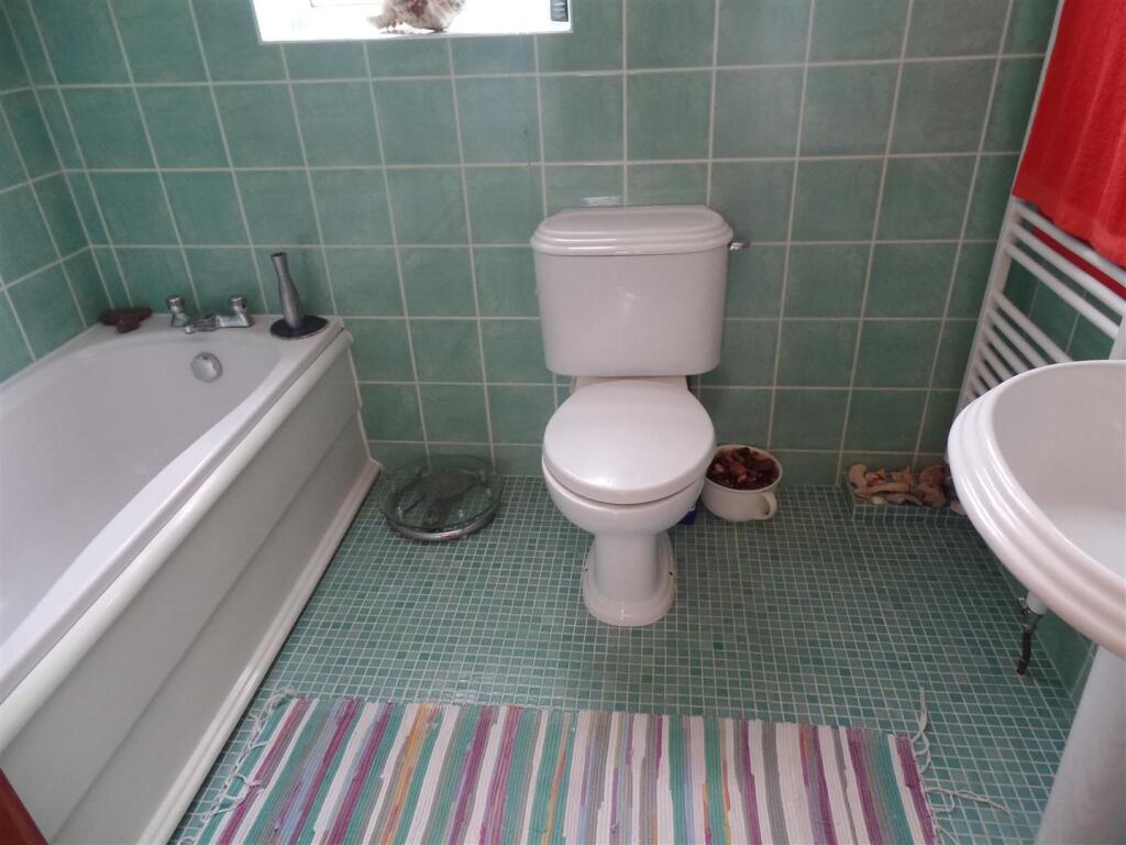 Keats Road, Poets Corner - Bathroom