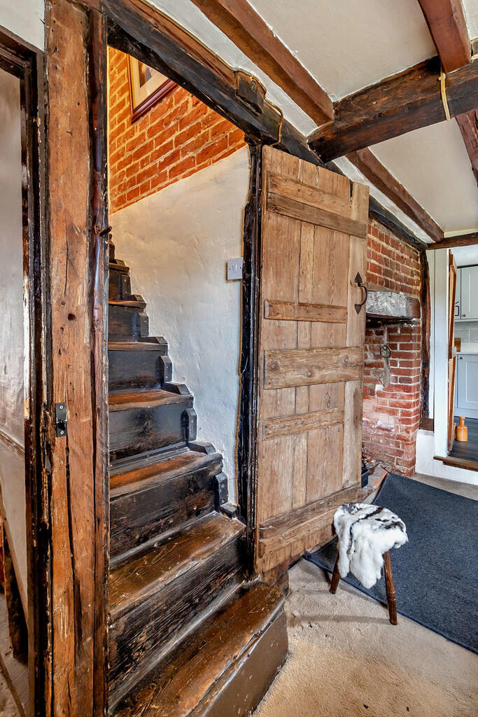 8618375-interior1...